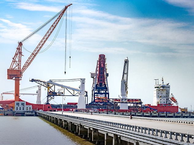 TAKRAF Project: Transporting of a ship loader and the tripper car